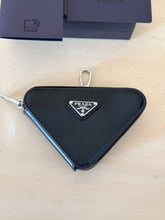Carica l&#39;immagine nel visualizzatore di Gallery, Prada Portamonete &amp; Charm Triangolo
