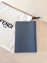 Carica l'immagine nel visualizzatore di Gallery, Fendi Porta Passaporto Pelle Martellata Antracite
