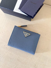 Carica l'immagine nel visualizzatore di Gallery, Prada Portafoglio Compact Piatto Con Zip Esterna
