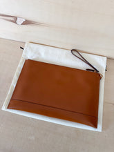 Carica l'immagine nel visualizzatore di Gallery, Fendi Pochette Piatta Cuoio Logo
