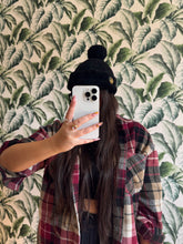 Carica l&#39;immagine nel visualizzatore di Gallery, Gucci Cappello In Shearling Nero Con Pompon
