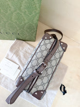 Carica l&#39;immagine nel visualizzatore di Gallery, Gucci Borsa Globe Trotter GG Supreme
