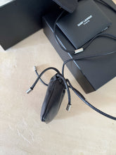 Carica l&#39;immagine nel visualizzatore di Gallery, Saint Laurent Porta AirPods E Monete
