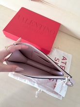 Carica l&#39;immagine nel visualizzatore di Gallery, Valentino Pochette V Logo
