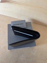 Carica l'immagine nel visualizzatore di Gallery, Balenciaga Portafoglio Uomo Limited Logo BB
