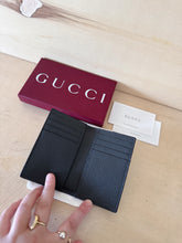 Carica l'immagine nel visualizzatore di Gallery, Gucci Portacarte Verticale GG Shadow Nero/Grigio
