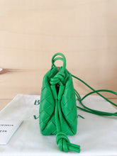 Carica l'immagine nel visualizzatore di Gallery, Bottega Veneta Borsa Mini Loop Color Parakeet
