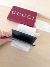 Carica l'immagine nel visualizzatore di Gallery, Gucci Portacarte Verticale GG Shadow Nero/Grigio
