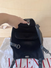 Carica l'immagine nel visualizzatore di Gallery, Valentino Borsa Shopping Piccola Rockstud In Vitello Granato
