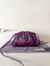 Carica l'immagine nel visualizzatore di Gallery, Bottega Veneta Mini Pouch Liscia Barolo
