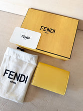 Carica l'immagine nel visualizzatore di Gallery, Fendi Portafoglio Compact FF Round Bicolor

