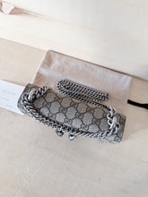 Carica l&#39;immagine nel visualizzatore di Gallery, Gucci Mini Dionysus Verticale GG Supreme Rossa
