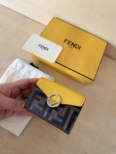 Carica l'immagine nel visualizzatore di Gallery, Fendi Portafoglio Compact FF Round Bicolor
