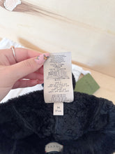 Carica l&#39;immagine nel visualizzatore di Gallery, Gucci Cappello In Shearling Nero Con Pompon
