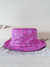 Carica l'immagine nel visualizzatore di Gallery, Gucci Bucket Reversibile Metallic GG Fucsia
