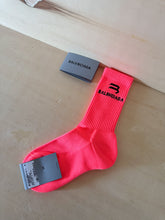 Carica l&#39;immagine nel visualizzatore di Gallery, Balenciaga Calze Logo Alto Pesca
