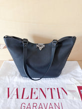 Carica l'immagine nel visualizzatore di Gallery, Valentino Borsa Shopping Piccola Rockstud In Vitello Granato
