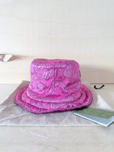 Carica l'immagine nel visualizzatore di Gallery, Gucci Bucket Reversibile Metallic GG Fucsia
