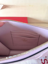 Carica l&#39;immagine nel visualizzatore di Gallery, Valentino Pochette V Logo
