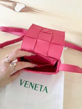 Carica l&#39;immagine nel visualizzatore di Gallery, Bottega Veneta Candy Cassette color fragola
