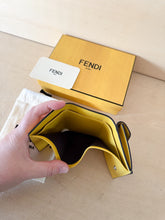 Carica l'immagine nel visualizzatore di Gallery, Fendi Portafoglio Compact FF Round Bicolor
