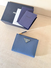 Carica l'immagine nel visualizzatore di Gallery, Prada Portafoglio Compact Piatto Con Zip Esterna

