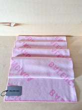 Carica l'immagine nel visualizzatore di Gallery, Balenciaga Sciarpa Logo All Over Rosa
