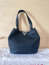 Carica l'immagine nel visualizzatore di Gallery, Valentino Borsa Shopping Piccola Rockstud In Vitello Granato
