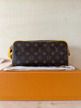 Carica l&#39;immagine nel visualizzatore di Gallery, Louis Vuitton Trousse Toilette Dopp Kit Bicolor
