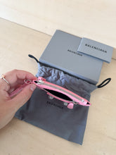 Carica l&#39;immagine nel visualizzatore di Gallery, Balenciaga Portamonete Le Cagole Rosa Con Strass

