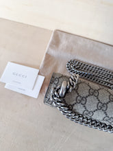 Carica l&#39;immagine nel visualizzatore di Gallery, Gucci Mini Dionysus Verticale GG Supreme Rossa
