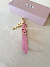 Carica l&#39;immagine nel visualizzatore di Gallery, Miu Miu Portachiavi In Pelle Con Chiave Logo

