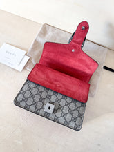 Carica l&#39;immagine nel visualizzatore di Gallery, Gucci Mini Dionysus Verticale GG Supreme Rossa
