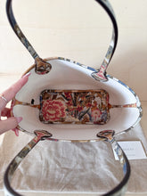 Carica l&#39;immagine nel visualizzatore di Gallery, Gucci Shopper Tote Small GG Supreme Flora
