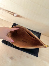 Carica l&#39;immagine nel visualizzatore di Gallery, Saint Laurent Clutch Rive Gauche
