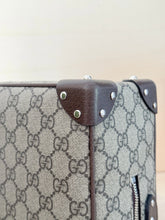 Carica l&#39;immagine nel visualizzatore di Gallery, Gucci Borsa Globe Trotter GG Supreme
