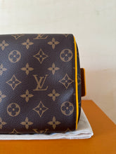 Carica l&#39;immagine nel visualizzatore di Gallery, Louis Vuitton Trousse Toilette Dopp Kit Bicolor
