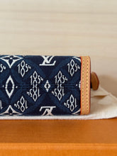 Carica l&#39;immagine nel visualizzatore di Gallery, Louis Vuitton Pochette Toilette Limited Edition 1854 Blue
