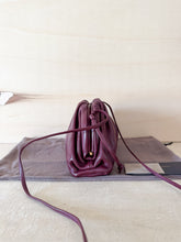 Carica l'immagine nel visualizzatore di Gallery, Bottega Veneta Mini Pouch Liscia Barolo
