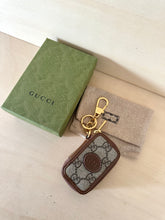 Carica l&#39;immagine nel visualizzatore di Gallery, Gucci portachiavi pouch GG Supreme
