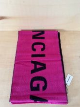 Carica l&#39;immagine nel visualizzatore di Gallery, Balenciaga Sciarpa Magenta Scritta Logo
