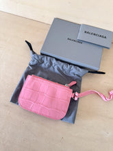 Carica l&#39;immagine nel visualizzatore di Gallery, Balenciaga Portamonete Le Cagole Rosa Con Strass
