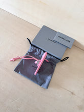 Carica l&#39;immagine nel visualizzatore di Gallery, Balenciaga Portamonete Le Cagole Rosa Con Strass
