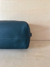 Carica l'immagine nel visualizzatore di Gallery, Fendi Beauty Trousse Medio In Pelle
