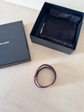 Carica l&#39;immagine nel visualizzatore di Gallery, Saint Laurent Bracciale Cassandre Logo Doppio Giro Stampa Cocco
