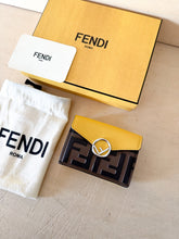 Carica l'immagine nel visualizzatore di Gallery, Fendi Portafoglio Compact FF Round Bicolor
