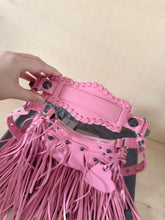 Carica l&#39;immagine nel visualizzatore di Gallery, Balenciaga Borsa Le Cagole XS Con Frange
