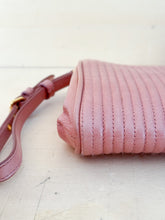 Carica l'immagine nel visualizzatore di Gallery, Miu Miu Pochette Matelassé Con Laccetto Rosa
