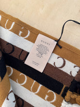Carica l'immagine nel visualizzatore di Gallery, Gucci Sciarpa Multicolor Scritte Logo
