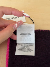 Carica l&#39;immagine nel visualizzatore di Gallery, Balenciaga Sciarpa Magenta Scritta Logo
